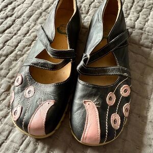 Livie & Luca Brown Pink peacock Mary Jane Shoes size 3 sold out barely worn